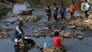 Warga mencuci pakaian pada aliran di pintu air Bendungan Cibeet, Wanajaya, Telukjambe, Karawang, Jawa Barat, Sabtu (7/10/2023). (merdeka.com/Imam Buhori)