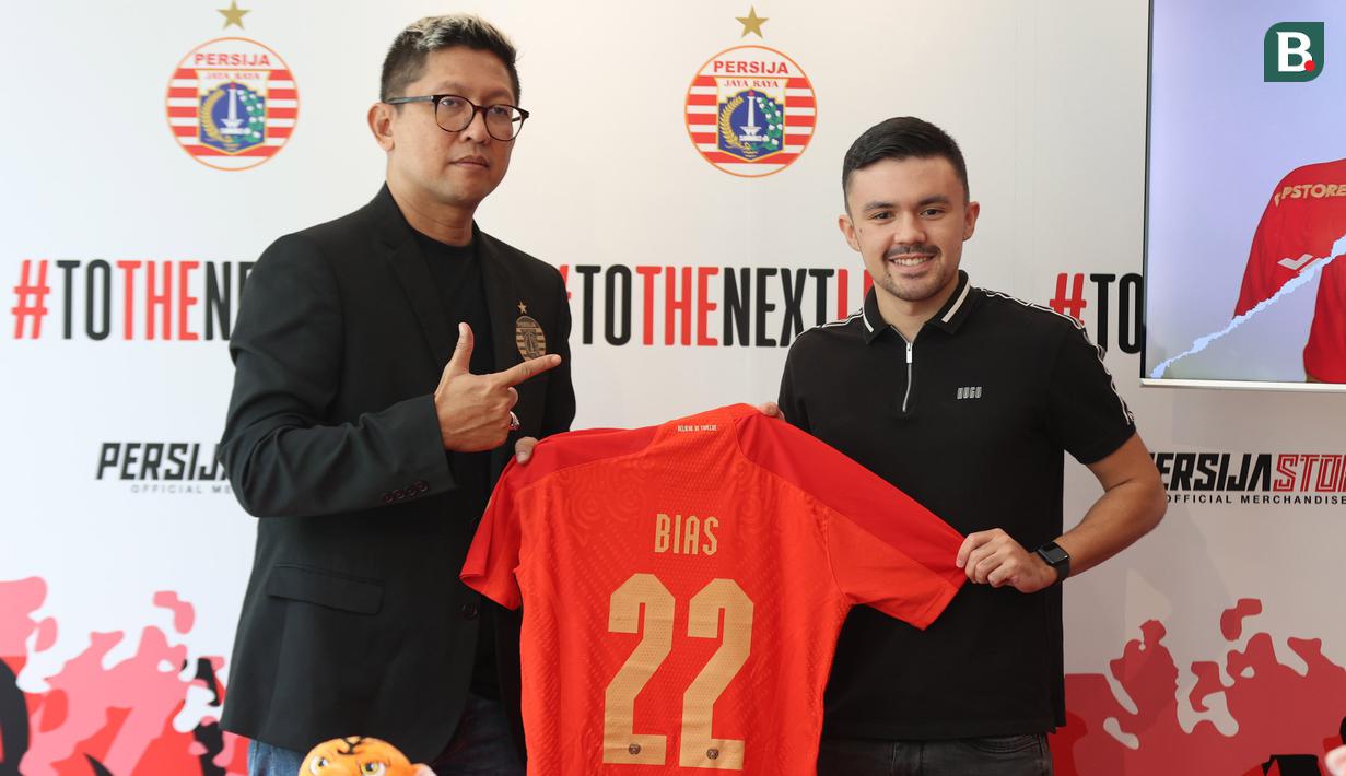 <p>Oliver Bias (kanan), pemain asing baru Persija Jakarta asal Filipina didampingi Presiden Persija Jakarta, Muhammad Prapanca berfoto dengan jersey Persija Jakarta di Persija Store, Kuningan, Jakarta Selatan, Kamis (27/7/2023). (Bola.com/Abdul Aziz)</p>