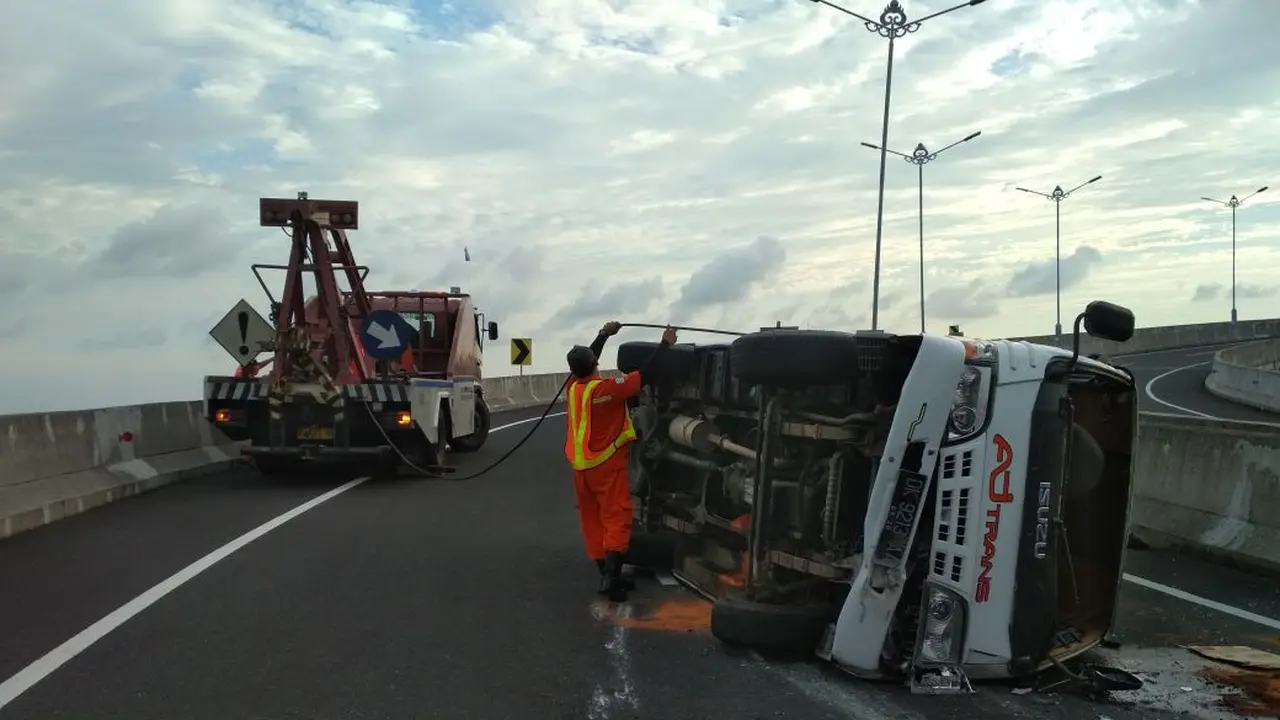 Minibus terbalik di Tol Bali Mandara