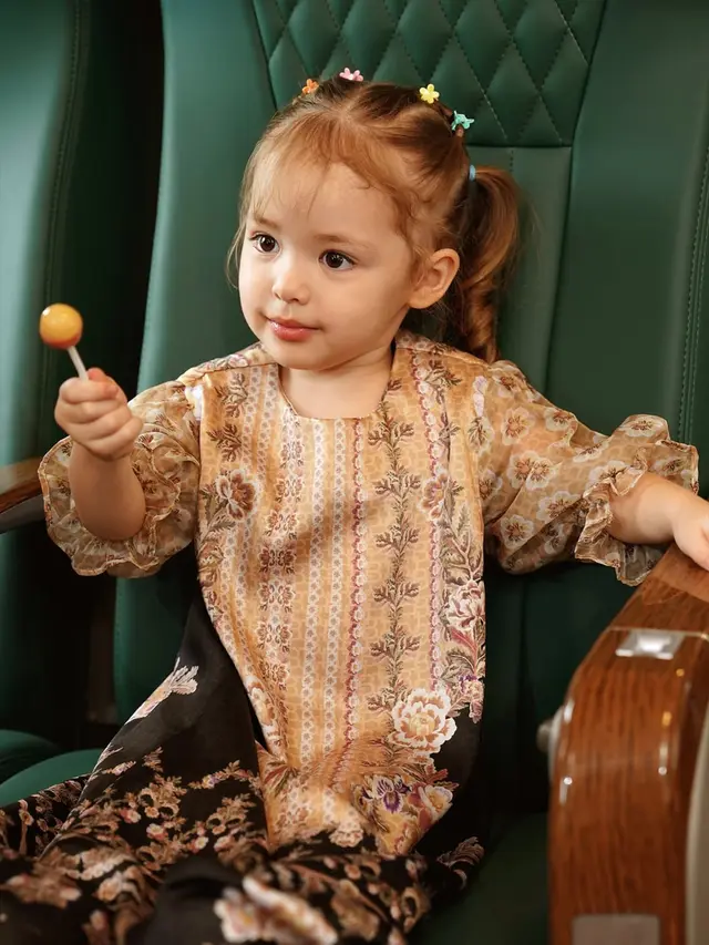 Serasi Bak Mini-Me! Gaya Kompak Jennifer Coppen dan Kamari dalam Balutan Baju Lebaran Bernuansa Emas