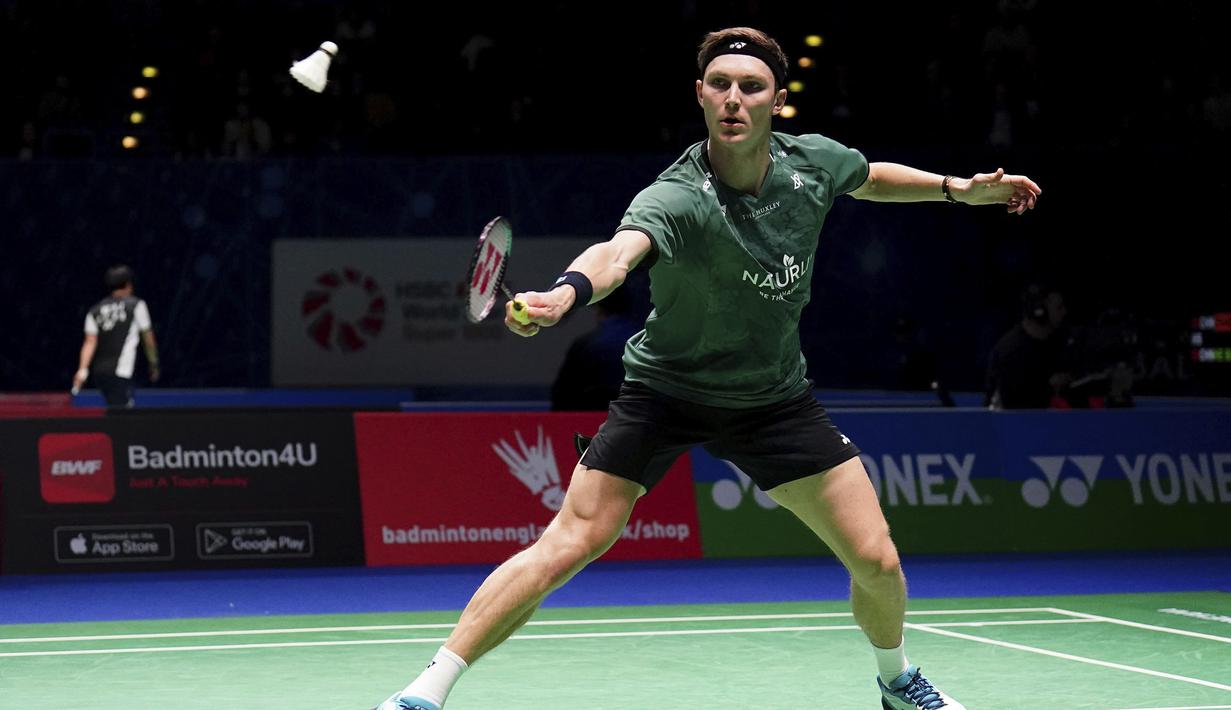 Pebulu tangkis Denmark, Viktor Axelsen melepaskan pukulan backhand ke arah lawannya, pebulu tangkis Malaysia, Ng Tze Yong pada laga babak 16 besar tunggal putra All England 2023 di Utilita Arena, Birmingham, Inggris, Kamis (16/3/2023). Viktor Axelsen kalah rubber game, 15-21, 21-9 dan 21-23. (PA via AP Photo/Zac Goodwin)