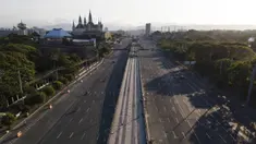 Pengemudi melintasi Commonwealth Avenue yang hampir kosong saat pemerintah menerapkan lockdown ketat untuk mencegah penyebaran COVID-19 pada Jumat Agung di Quezon, Filipina, Jumat (2/4/2021). Filipina memberlakukan lockdown untuk mengantisipasi peningkatan kasus COVID-19. (AP Photo/Aaron Favila)