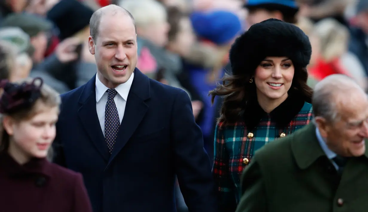 Pangeran William dan Kate Middleton menghadiri tradisi kebaktian Hari Natal Kerajaan Inggris di Gereja St. Mary Magdalene, Sandringham, Senin (25/12). Selain sosok Meghan Markle, penampilan Kate Middleton tak kalah mencuri perhatian. (Adrian DENNIS/AFP)