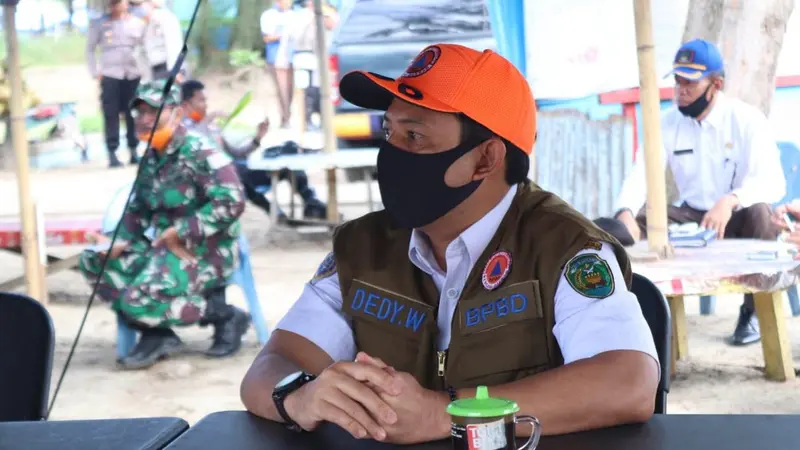 Plt Wali Kota Bengkulu Borong Dagangan Warga Saat Serahkan PKH