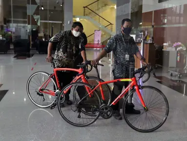 Petugas memindahkan sepeda jenis Road Bike ke dalam Gedung KPK, Jakarta, Jumatn (19/3/2021). KPK menerima 13 unit sepeda dari pihak yang mewakili tersangka suap perizinan pengelolaan komoditas perairan tahun 2020, Syafri, Staf Khusus mantan Menteri KKP, Edhy Prabowo. (Liputan6.com/Helmi Fithriansyah