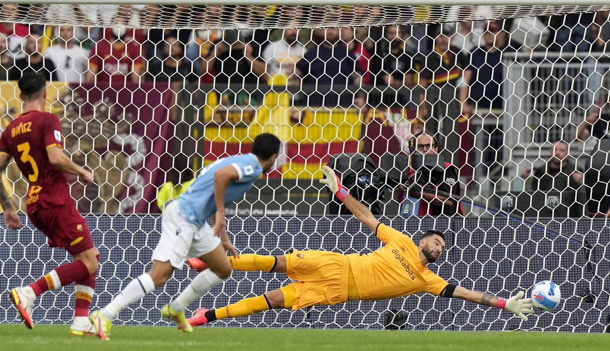 Lazio justru memperbesar keunggulan menjadi 2-0 pada menit ke-19. Sepakan Pedro Rodriguez usai menerima umpan Ciro Immobile bersarang telak di sudut kiri bawah gawang Rui Patricio. (AP/Andrew Medichini)