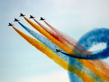 Frecce Tricolori (Tricolor Arrows), tim aerobatik Angkatan Udara Italia tampil pada hari pembukaan Dubai Airshow 2023 di Uni Emirat Arab, Senin (13/11/2023). (AP Photo/Kamran Jebreili)