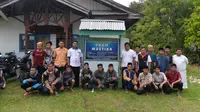 Sejumlah siswa Paket B foto bersama dengan Kepala PKBM Mustika dan staf Askrindo di PKBM Mustika, Kabupaten Sanggau, Kalimantan Barat.