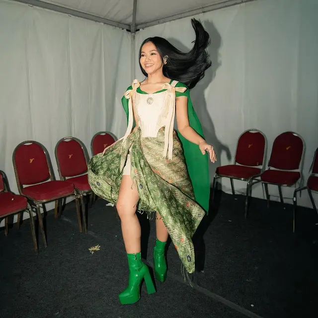 Busana Hijau Bak Ratu Pantai Selatan