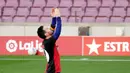 Striker Barcelona, Lionel Messi, menggunakan jersey Newell's Old Boys melakukan selebrasi saat melawan Osasuna pada laga Liga Spanyol di Stadion Camp Nou, Minggu (29/11/2020). Gol tersebut dipersembahkan untuk mendiang Diego Maradona. (AFP/J. Bassa)
