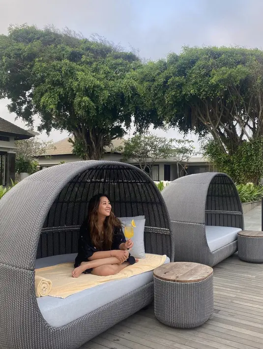 Kulitnya begitu sehat dan terlihat segar. Bahkan ia sangat percaya diri tampil tanpa makeup. [Foto: instagram/ Sherina Munaf]