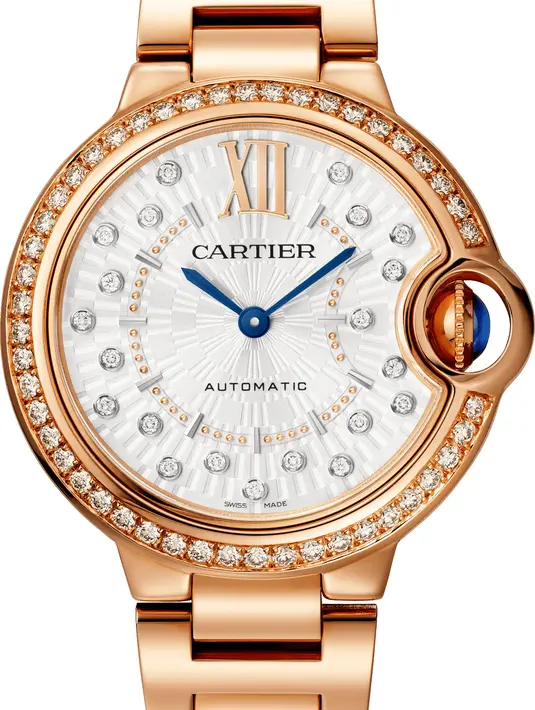 Ballon Bleu De Cartier 33mm memiliki tiga pilihan warna strap; biru, burgundy, dan interchangeable rose gold, dengan perbedaan dial set antara 21 (0.10 ct) dan 68 (0.78 ct) brilliant-cut diamonds. Foto: Document/Cartier.
