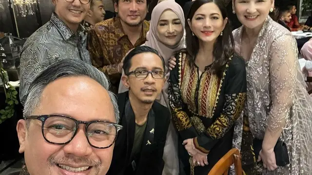 Aming hadir di momen pernikahan Adiba Khanza dan Egy Maula, dia tampil gagah dengan pakaian serba hitam.
