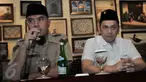 Musisi Ahmad Dhani dan pengacara Farhat Abbas memberikan keterangan dalam sebuah pertemuan di Jakarta, Selasa (20/12). Dalam kesempatan itu, Farhat Abbas ditunjuk Ahmad Dhani sebagai kuasa hukumnya dalam kasus dugaan makar. (Liputan6.com/Yoppy Renato)