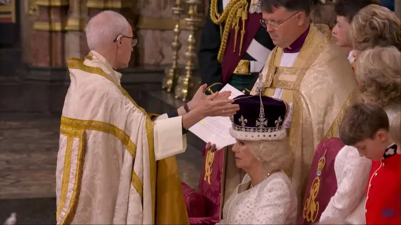 Camilla sah menjadi Ratu Inggris mendampingi Raja Charles III (Youtube/Royal Family).