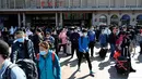 Orang-orang tiba di stasiun kereta api Beijing pada hari terakhir libur nasional "golden week", Kamis (7/10/2021). Liburan yang kerap disebut sebagai The Golden Week Holiday ini adalah peringatan berdirinya Republik Rakyat China pada tahun 1949. (JADE GAO / AFP)