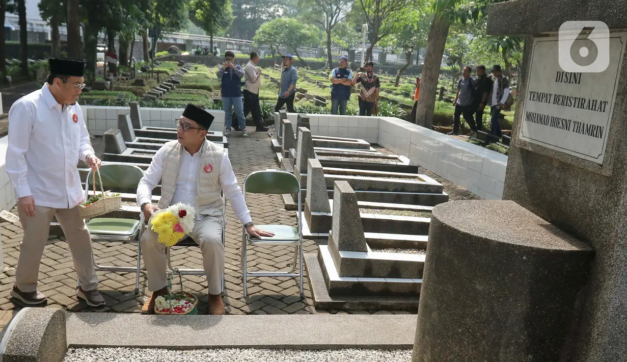 Makam tokoh Jakarta yang diziarahi pasangan RIDO adalah Muhammad Husni (MH) Thamrin, Ismail Marzuki, dan Benyamin Sueb. (Liputan6.com/Herman Zakharia)