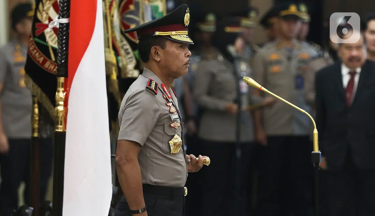 Kapolri Jenderal Idham Azis memimpin upacara sertijab Kepala Divisi Hubungan Internasional Polri dan sejumlah Kapolda di Rupatama Mabes Polri, Jakarta, Selasa (11/2/2020). Idham Azis memimpin 8 Kapolda yang dirotasi dan pejabat utama lain untuk melafalkan sumpah jabatan. (Liputan6.com/Johan Tallo)
