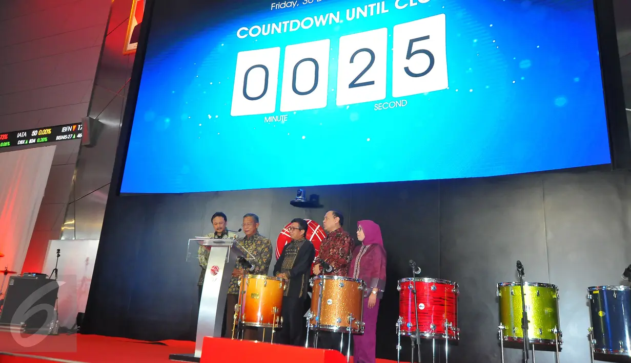 Menko Perekonomian, Darmin Nasution (kedua kiri) saat melakukan penutupan perdagangan Bursa Efek Indonesia akhir Tahun 2016 di BEI, Jakarta, Jumat (30/12). Perdagangan bursa saham 2016 Indonesia ditutup dengan level 5.296 poin.(Liputan6.com/Angga Yuniar)