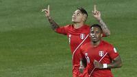 Pemain Peru, Jose Paolo Guerrero, berselebrasi setelah mencetak gol dalam pertandingan perempat final Copa America, Bolivia vs Peru, di Stadion German Becker di Temuco, Chile, Jumat 26 Juni 2015. (AP Photo / Silvia Izquierdo)