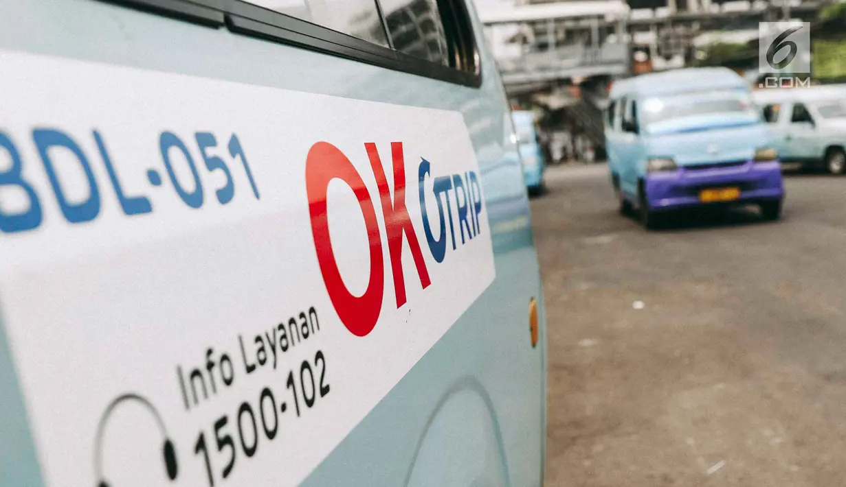 Angkot OK Otrip berada di Terminal Kampung Melayu, Jakarta, Selasa (16/10). Menurut Djoko Setijowarno program OK OTrip gagal karena masih jauh dari harapan serta banyak target yang belum tercapai. (Liputan6.com/Immanuel Antonius)