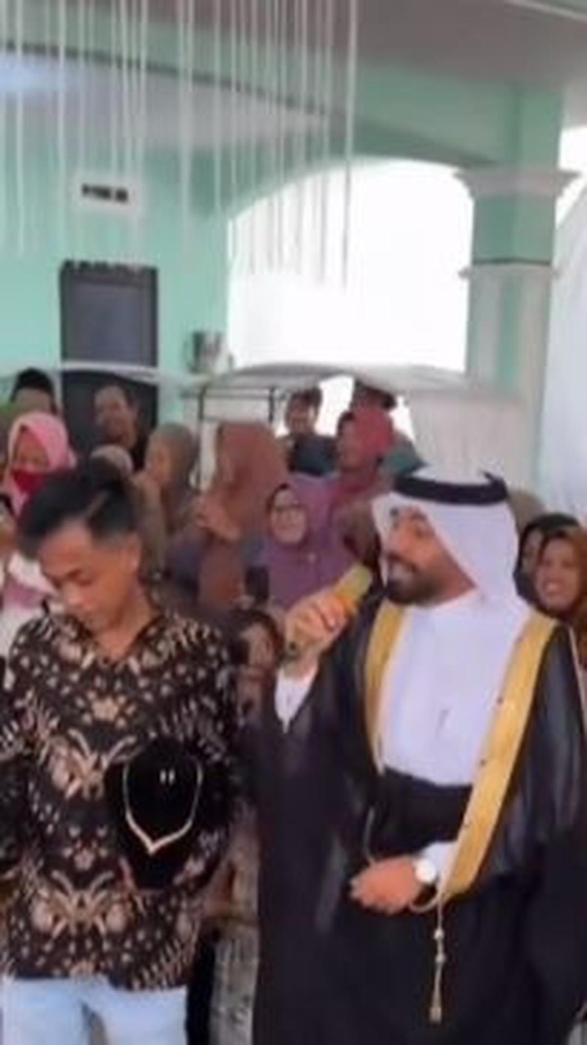 Diketahui, si pengantin tak lain merupakan asisten rumah tangga (ART) yang bekerja di kediaman sang majikan di tanah arab.&nbsp;<br>