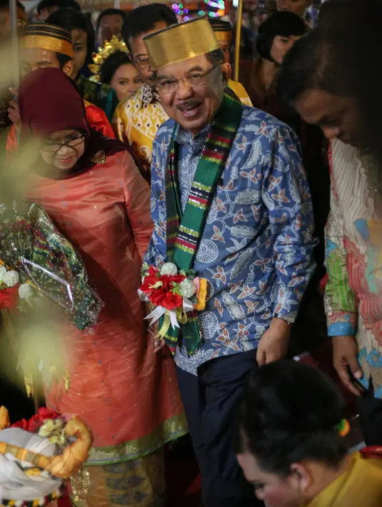 Wakil Presiden Jusuf Kalla didampingi istrinya Mufidah menghadiri malam silaturahmi dengan warga Bone, Makassar, Sabtu (6/5/2015). JK disambut dengan tarian adat Bugis saat tiba di tempat acara. (Liputan6.com/Faizal Fanani)