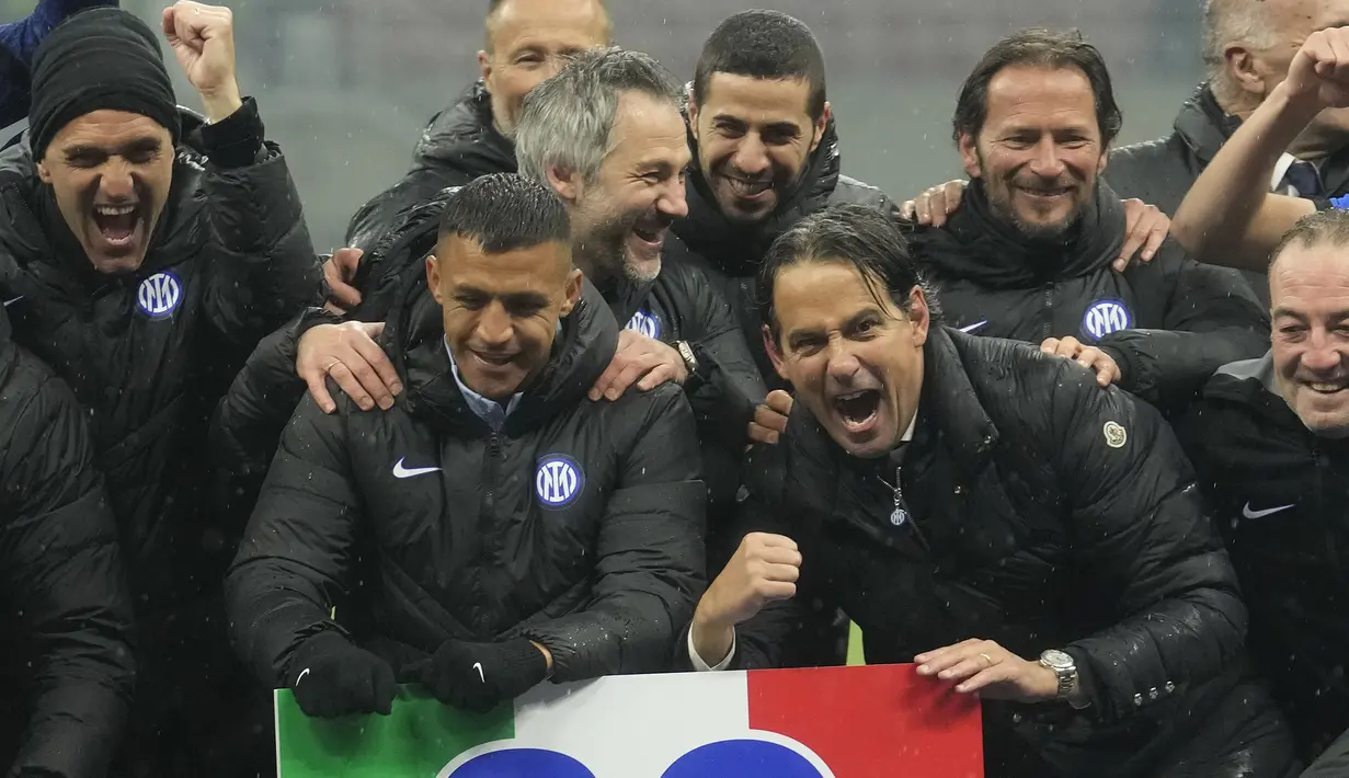 Simone Inzaghi menjadi nama terakhir yang mampu menjuarai Liga Italia saat menjadi pemain maupun pelatih. Sebagai pemain, ia tercatat mengoleksi satu gelar juara Liga Italia bersama Lazio pada musim 1999/2000. Sementara sebagai pelatih ia baru saja meraih gelar Liga Italia pertamanya bersama Inter Milan pada musim 2023/2024. (AP Photo/Luca Bruno)