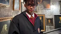 Jaden Smith sebagai si penyihir terkenal Hogwarts, Harry Potter.