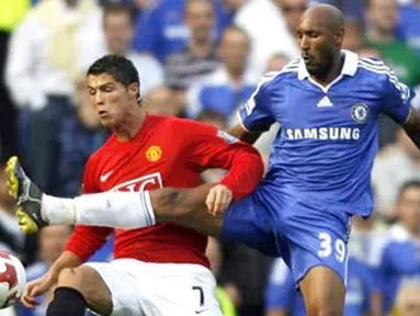 Manchester United's Cristiano Ronaldo vies with Chelsea's Nicolas Anelka during their Premier League match against Chelsea at Stamford Bridge, on September 21, 2008. AFP PHOTO/GLYN KIRK