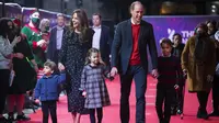 Kate Middleton dan Pangeran William beserta ketiga buah hati mereka saat menghadiri pertunjukan pantomim khusus The National Lottery’s Pantoland di Palladium Theatre London di London pada 11 Desember 2020. (AARON CHOWN / POOL / AFP)