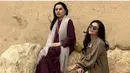 Yanti Airlangga dan Niena Kirana tampak mengenakan abaya dengan nuansa warna maroon dan hijau army. Keduanya tampak memilih busana modest selama berada di Riyadh. [Foto: Instagram/ Yanti Airlangga]