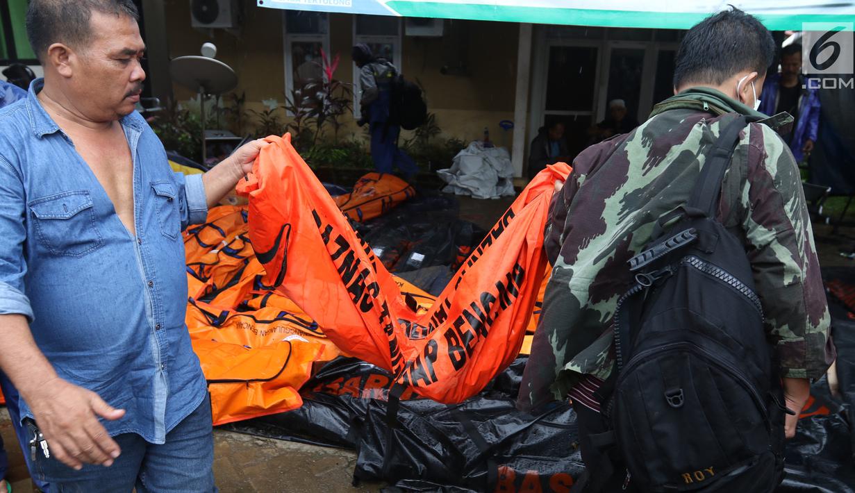 Petugas mengevakuasi jenazah korban gelombang Tsunami Anyer di Puskesmas Carita, Banten, Minggu (23/12). BNPB mencatat ratusan orang meninggal dunia dan ratusan luka-luka. (Liputan6.com/Angga Yuniar)