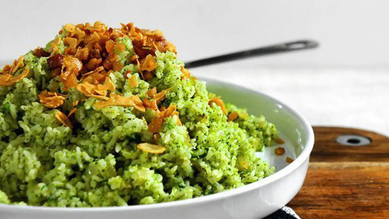 Nasi goreng bayam / copyright ladyandpups.com
