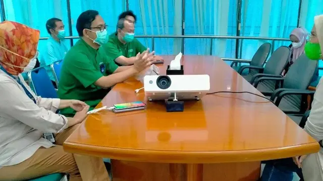 Arzeti Bilbina sangat konsen dengan para anak penyakit Gangguan Ginjal Akut.