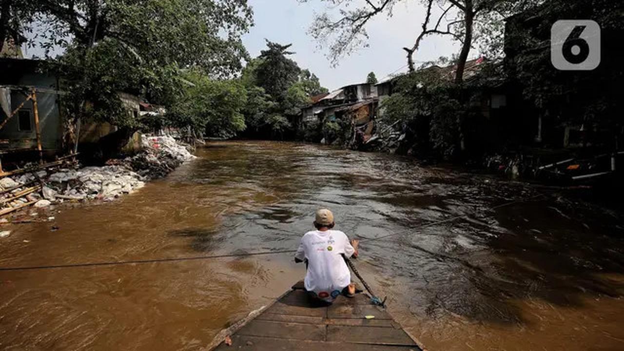 Tak Tergerus Zaman, Perahu Eretan Kali Ciliwung Tetap Diminati Warga