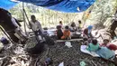 Suasana pengolahan buah aren menjadi kolang-kaling di Kampung Citugu, Desa Puraseda, Leuwiliang, Kabupaten Bogor, Jawa Barat, Minggu (25/4/2021). Tenaga pengupas buah aren mayoritas perempuan. (merdeka.com/Iqbal S. Nugroho)