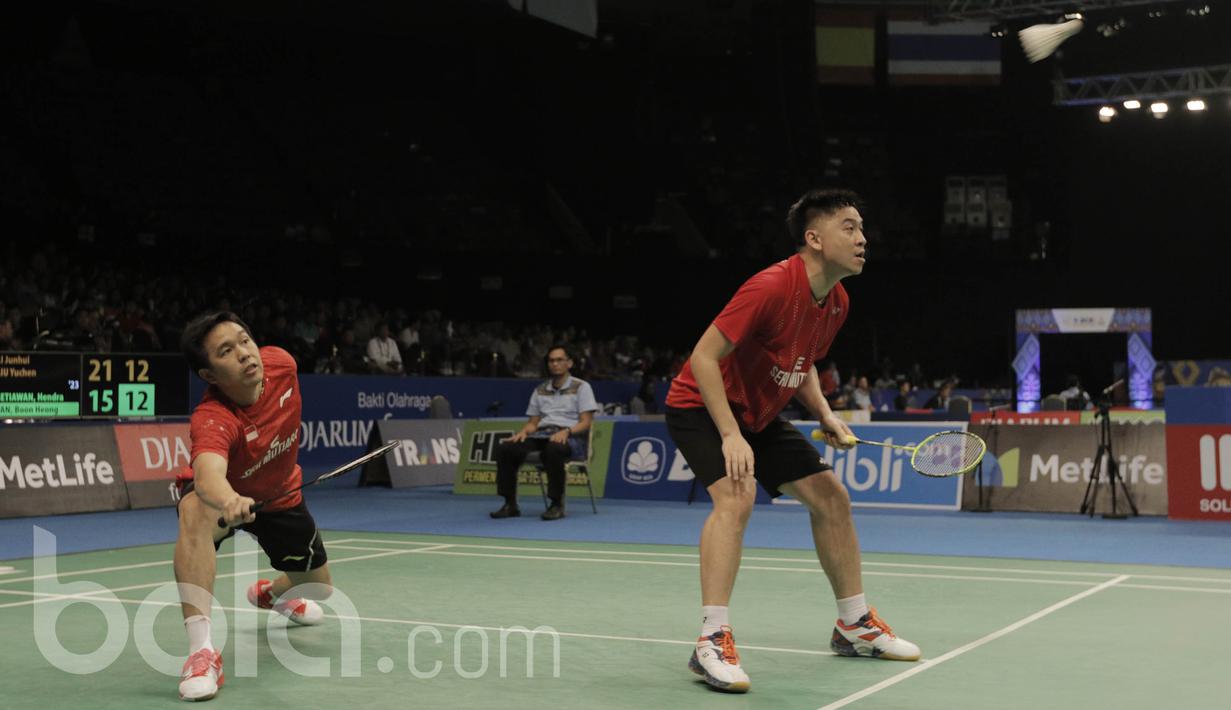 Pasangan Indonesia-Malaysia Hendra Setiawan / Boon Heong Tan, kalah dari pasangan China, Li Junhui dan Liu Yuchen pada laga Indonesia Open 2017 di JCC, Kamis, (15/6/2017). Pasangan China menang dengan skor 21-15, 21-15. (Bola.com/M Iqbal Ichsan)