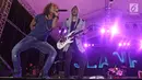 Penampilan personel Slank, Kaka dan Ridho di atas panggung konser perayaan HUT ke-34 Slank di JIExpo Kemayoran, Jakarta, Selasa (26/12). Band rock ternama Indonesia, Slank, baru saja merayakan ulang tahunnya yang ke-34. (Liputan6.com/Herman Zakharia)