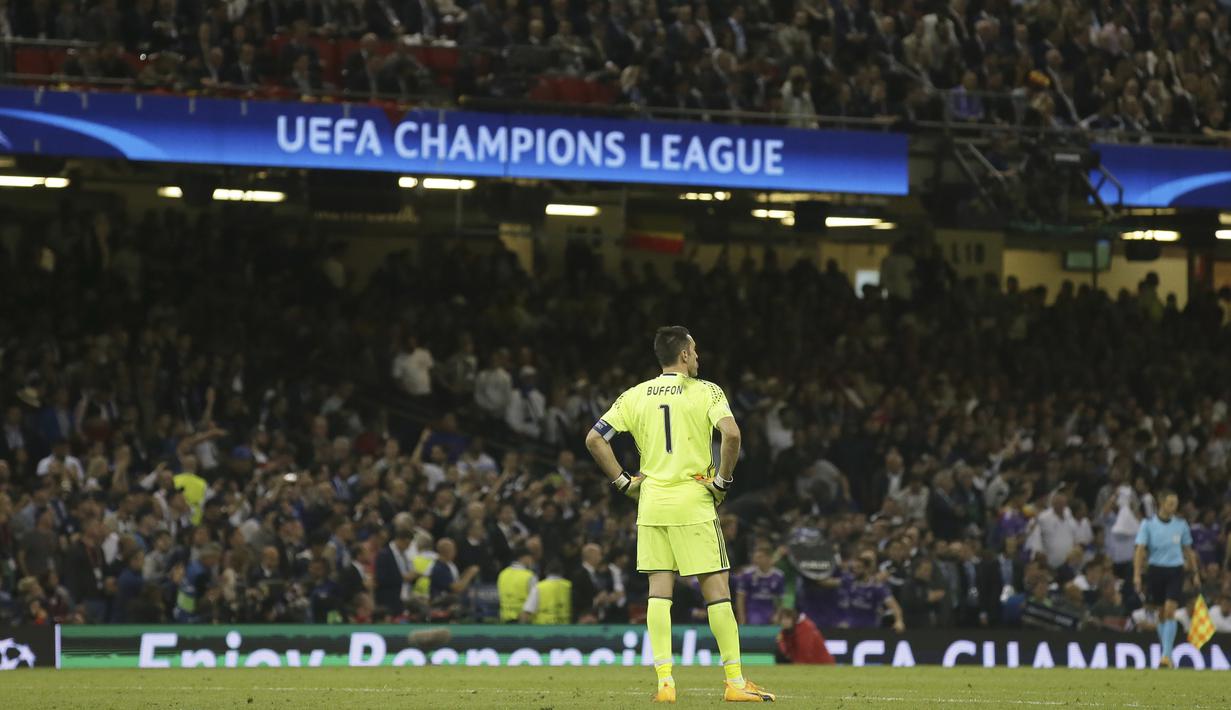 Kiper Juventus, Gianluigi Buffon berdiri dengan tatapan kosong usai laga final Liga Champions 2016-2017 saat melawan Real Madrid di Millennium Stadium, Cardiff, Wales (3/6/2017). Juventus kalah 1-4. (AP/Tim Ireland)