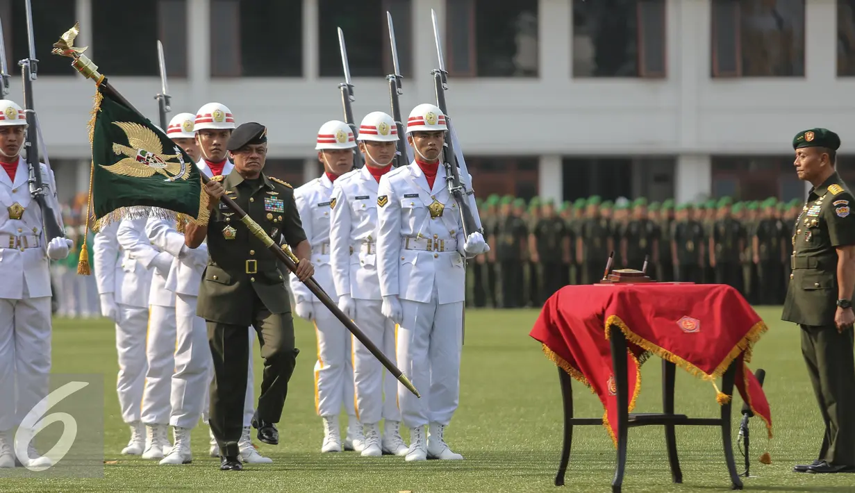 Panglima TNI Jenderal Gatot Nurmantyo membawa panji TNI AD saat upacara pelaksanaan serah terima jabatan Kepala Staf TNI AD di Markas Besar Angkatan Darat, Jakarta, Rabu (15/7/2015). (Liputan6.com/Faizal Fanani)