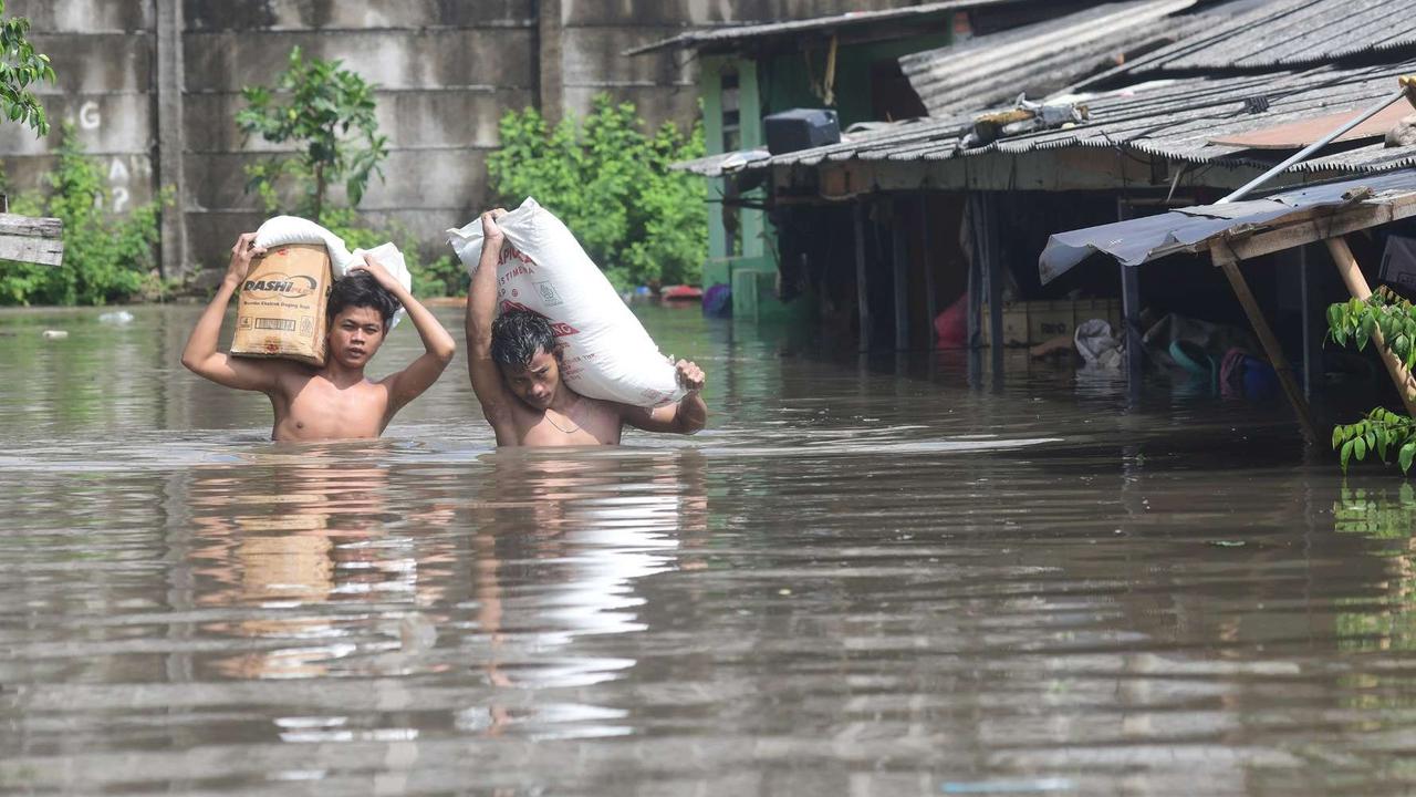 FOTO: Banjir Rendam Permukiman di Cipondoh Tangerang, Ketinggian Capai 1,8 Meter