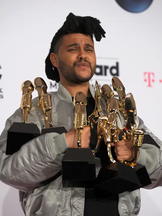 Tak hanya itu, The Weeknd berpose didepan ratusan kamera paparazi. (AFP/Bintang.com)