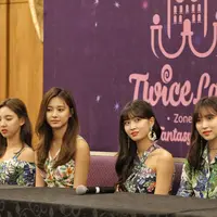 Personel TWICE memberi keterangan dalam konferensi pers di Tangerang, Banten, Jumat (24/8). TWICE akan menggelar konser yang bertajuk TWICELAND ZONE 2: Fantasy Park. (Liputan6.com/Faizal Fanani)