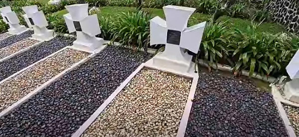 Bersih & Sejuk, Potret Makam Orang-orang Jerman Waktu Perang Dunia ke-2 di Pelosok Desa