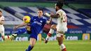 Bek Leicester City, Jonny Evans (kiri) berebut bola dengan gelandang Southampton, Theo Walcott dalam laga lanjutan Liga Inggris 2020/21 pekan ke-18 di King Power Stadium, Sabtu (16/1/2021). Leicester City menang 2-0 atas Southampton. (AFP/Rui Vieira/Pool)