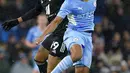 Pemain Fulham Rodrigo Muniz (kiri) berebut bola dengan pemain Manchester City Nathan Ake pada pertandingan sepak bola putaran keempat Piala FA di Etihad Stadium, Manchester, Inggris, 5 Februari 2022. Manchester City menang 4-1. (AP Photo/Jon Super)