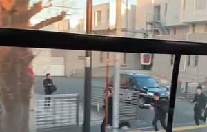 Video itu memperlihatkan suasana di depan sekolah Dokkyo Senior High School, Jepang, saat para pelajar Indonesia bersiap meninggalkan lokasi menggunakan bus. (Dok. Istimewa)