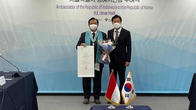 Dubes Umar Hadi dianugerahi Warga Kehormatan Kota Seoul. (Dokumentasi KBRI Seoul)