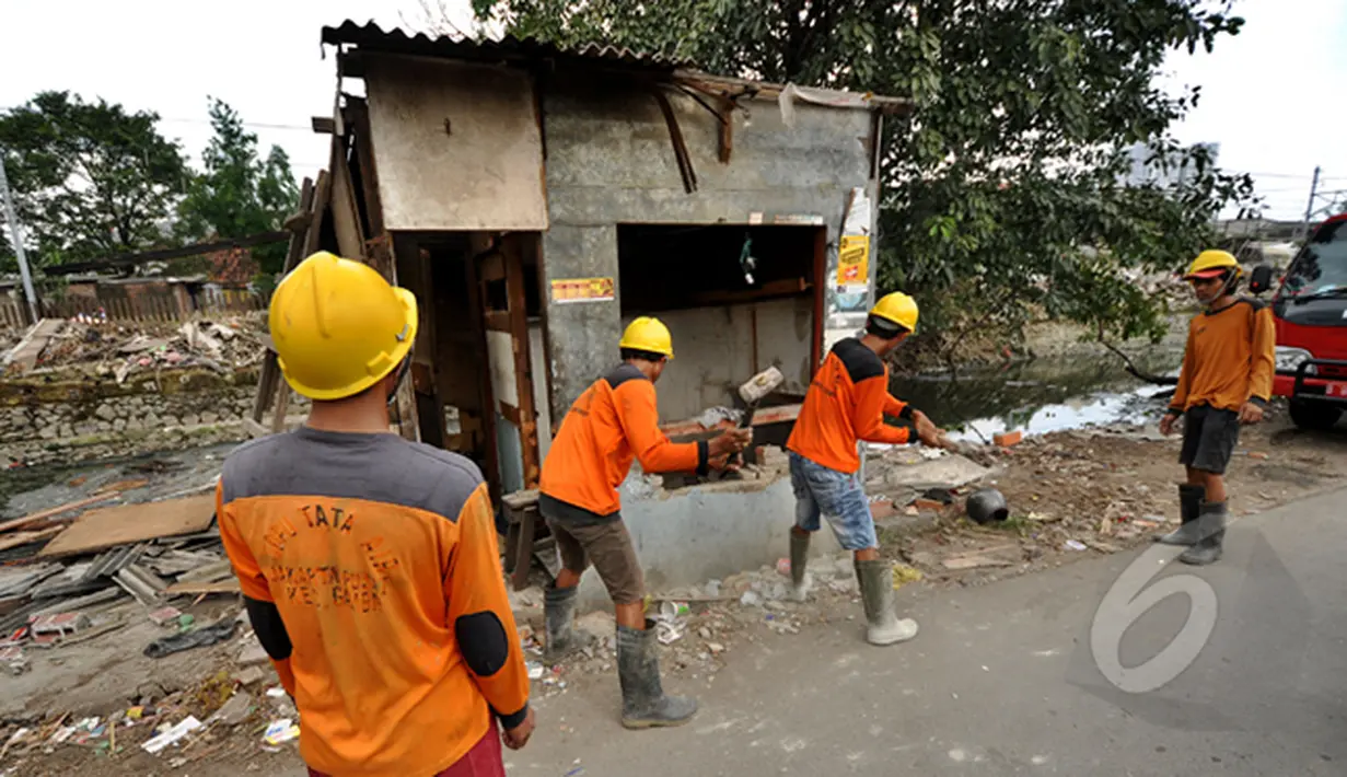 Petugas Satpol PP saat membongkar salah satu bangunan liar di Jalan Subur Baru, Jakarta, Senin (23/2/2015).  Pemprov DKI Jakarta bertujuan melakukan pelebaran jalan dari empat meter menjadi tujuh meter.(Liputan6.com/Faizal Fanani)